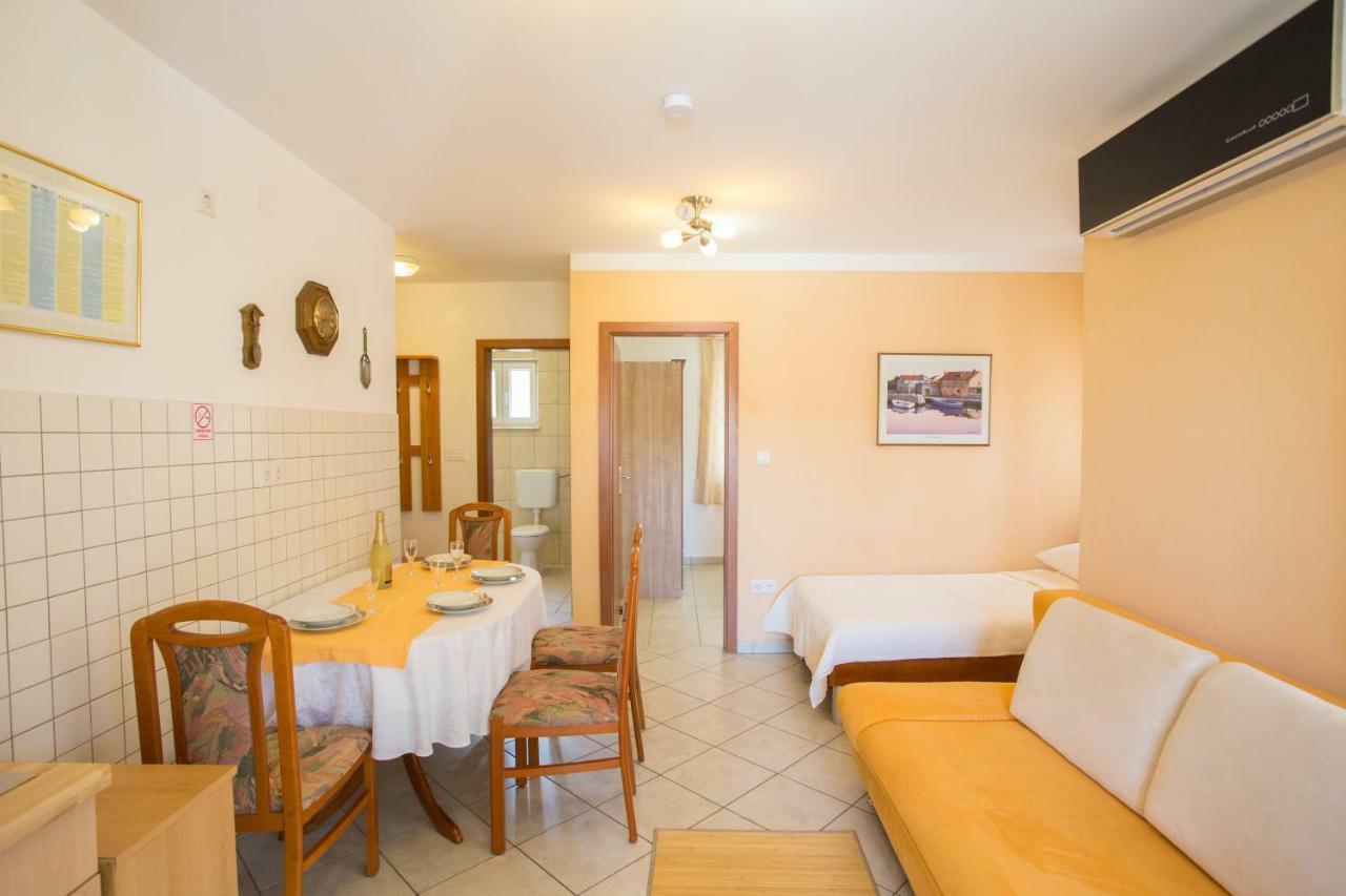 Apartment Smuljic Vrboska Exterior photo